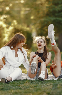 Des jeunes filles rigolent dans un parc
